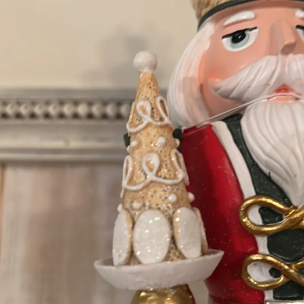NWT  jingle and‎ Joy Santa with a gingerbread cake and tree